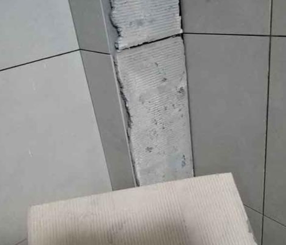 元宝山瓷砖空鼓维修公司分享下厨房瓷砖脱落的补救措施。